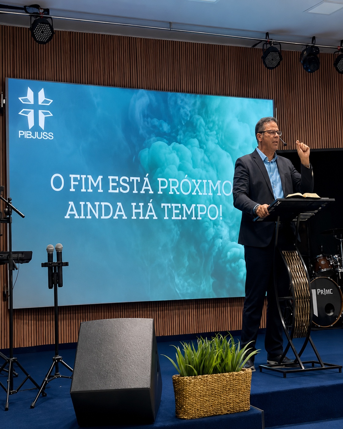 Pr. Divino Ferreira pregando no templo da PIB Jussara