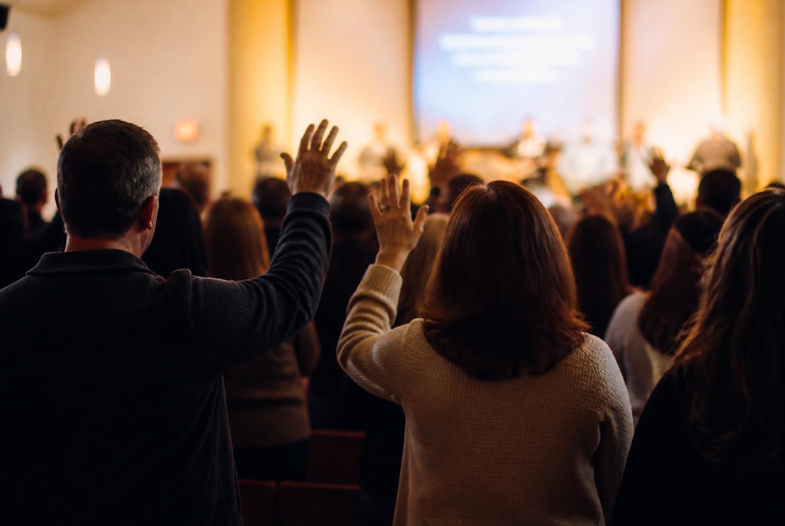 Momento de adoração durante o culto